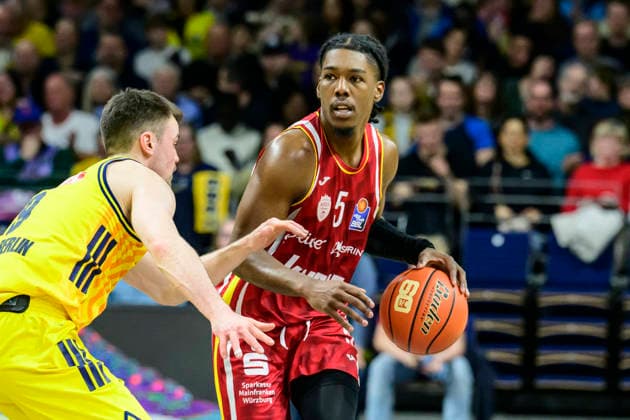 GER, Berlin, basketball, Alba Berlin vs Fitness First Wuerzburg Baskets, at the Max Schmeling Halle , BBL, pictured from left Jonas Mattisseck Alba 09 , Marcus Carr Wuerzburg 05 , Action, duels, fighting for the ball, March 8, 2026 Copyright: HMBxMedia UwexKoch