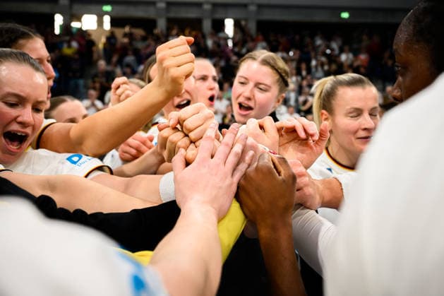 Handball, Women European Championship Qualification, Germany Slovenia, 2nd Round, Group 3, Final Cheer Final Cheer Emotion Joy Hands, Feature Heidelberg SNP Dome Baden Württemberg Germany