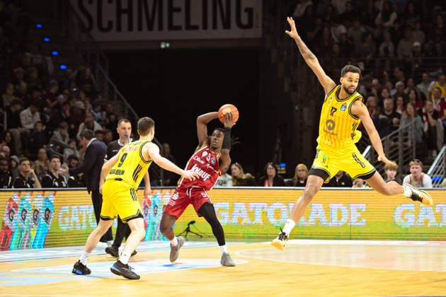 08 03 2026, xlakx, Basketball easyCredit BBL Bundesliga, Alba Berlin Fitness First Würzburg Baskets v l Jonas Mattisseck Alba Berlin , Marcus Carr Würzburg Baskets , Norris Agbakoko Alba Berlin duel, duel, fight, tackle Berlin Daniel Lakomski