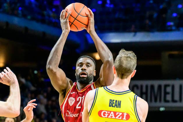 GER, Berlin, basketball, Alba Berlin vs Fitness First Wuerzburg Baskets, at the Max Schmeling Halle , BBL, pictured from left Eddy Edigin Wuerzburg 27 , Justin Bean Alba 34 , Action, duels, fighting for the ball, March 8, 2026 Copyright: HMBxMedia UwexKoch