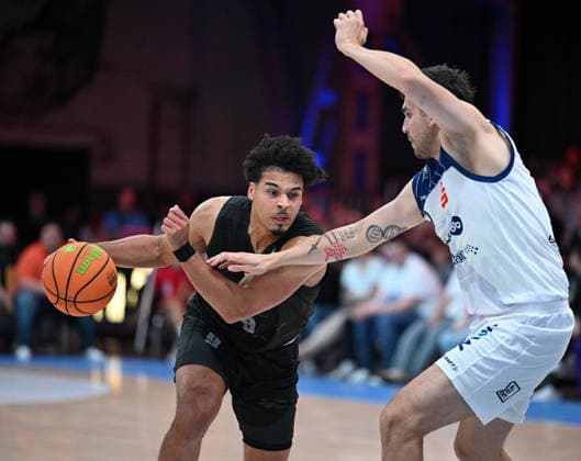 08 03 2026, xophax, Köln , Cologne , Motorworld Basketball Pro A Rheinstars vs VFL Bochum Maximilian Begue Rheinstars , left and Aitor Julen Pickett Lazo , right Bochum Cologne