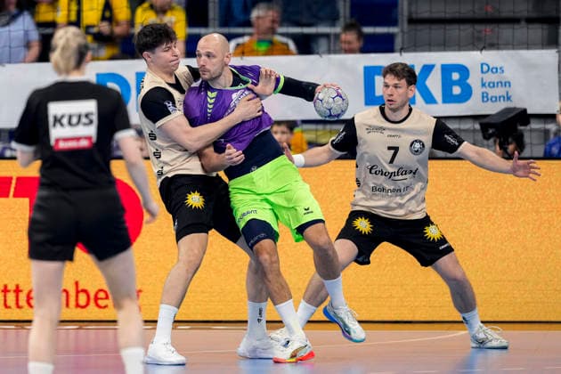 from left Sören Steinhaus BHC, 53 , Lukas Sandell RNL, 11 , Lukas Becher BHC, 7 , duel, duel scene, duel, tackle, tackling, dynamics, action, action, 08 03 2026, Mannheim Germany , Handball, Bundesliga, Rhein Neckar Löwen Bergischer HC xozx