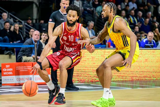 GER, Berlin, basketball, Alba Berlin vs Fitness First Wuerzburg Baskets, at the Max Schmeling Halle , BBL, pictured from left Davion Mintz Wuerzburg 10 , J Wan Roberts Alba 13 , Action, duels, fighting for the ball, March 8, 2026 Copyright: HMBxMedia UwexKoch