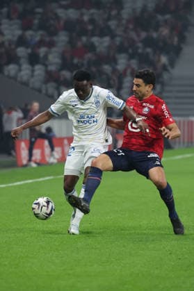 FOOTBALL : LOSC Lille vs FC Lorient - Ligue 1 J25 - 08 03 2026 Arthur AVOM EBONG (FC Lorient) et Benjamin ANDRE (LOSC Lille) lors du match LOSC Lille vs FC Lorient, Ligue 1 J25, Decathlon Arena stade Pierre Mauroy, le 8 mars 2026 - photo Laurent Sanson PsnewZ  Copyright: xLaurentxSANSONx xPsnewZx
