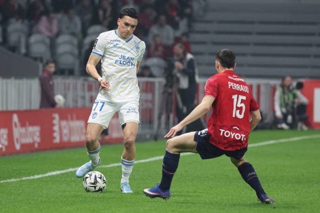 FOOTBALL : LOSC Lille vs FC Lorient - Ligue 1 J25 - 08 03 2026 Panos KATSERIS (FC Lorient) et Romain PERRAUD (LOSC Lille) lors du match LOSC Lille vs FC Lorient, Ligue 1 J25, Decathlon Arena stade Pierre Mauroy, le 8 mars 2026 - photo Laurent Sanson PsnewZ  Copyright: xLaurentxSANSONx xPsnewZx