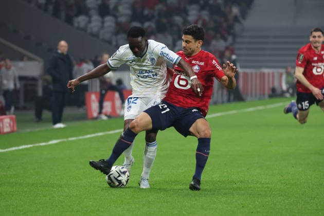 FOOTBALL : LOSC Lille vs FC Lorient - Ligue 1 J25 - 08 03 2026 Arthur AVOM EBONG (FC Lorient) et Benjamin ANDRE (LOSC Lille) lors du match LOSC Lille vs FC Lorient, Ligue 1 J25, Decathlon Arena stade Pierre Mauroy, le 8 mars 2026 - photo Laurent Sanson PsnewZ  Copyright: xLaurentxSANSONx xPsnewZx