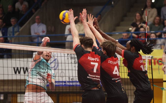 Ludwigsburg , 1 Bundesliga Volleyball Barock Volleys MTV Ludwigsburg vs SWD powervolleys Düren , from left Ryan Poole Düren Tim Köpfli Darius Diefenbach Nyherowo Omene Ludwigsburg