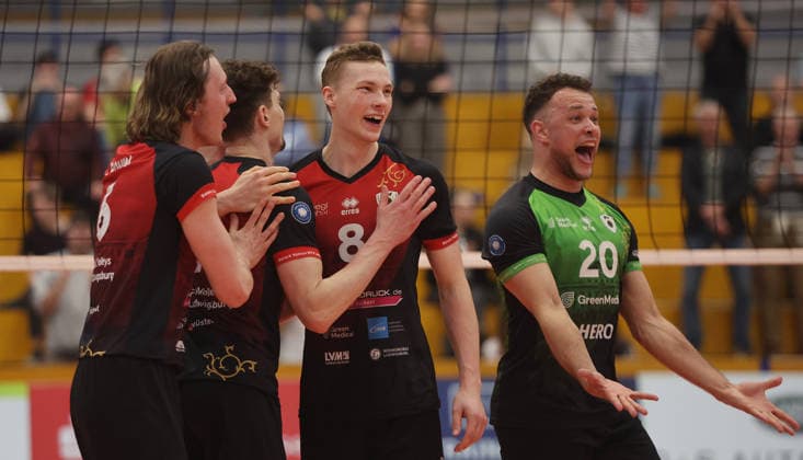 Ludwigsburg , 1 Bundesliga Volleyball Barock Volleys MTV Ludwigsburg vs SWD powervolleys Düren , cheering Ludwigsburg , from left Ben Simon Bonin Tim Köpfli Toni Saarinen Jeffrey Klok