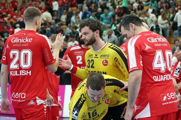 08 03 2026, xovx, Handball Daikin Handball Bundesliga, HSG Wetzlar MT Melsungen The players of coach Roberto Garcia Parrondo MT Melsungen Melsungen celebrate the 38 32 victory in the Hessen derby in Wetzlar Wetzlar Buderus Arena Hessen Germany EN