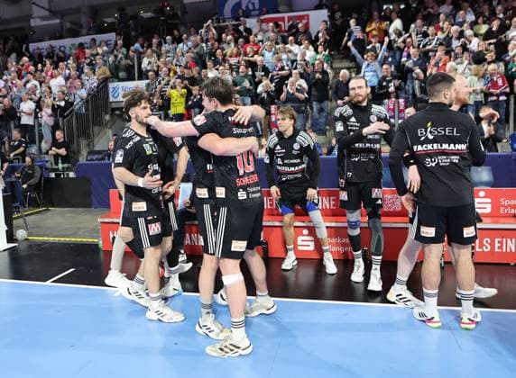 08 03 2026 Handball 1 Bundesliga DAIKIN HBL Season 2025 2026 24 Matchday HC Erlangen Metropolitan Region Nuremberg HCE GWD Minden DaMa xdaxmax cheering joy after the end of the match Team HC Erlangen HCE team applauds joy joy