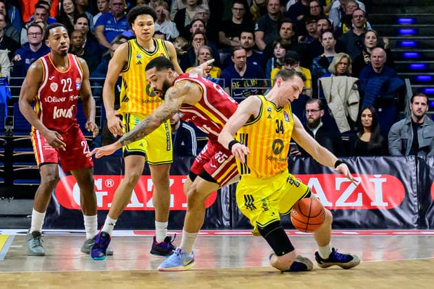 GER, Berlin, basketball, Alba Berlin vs Fitness First Wuerzburg Baskets, at the Max Schmeling Halle , BBL, pictured from left David Muenkat Wuerzburg 55 , Justin Bean Alba 34 , Action, duels, fighting for the ball, March 8, 2026 Copyright: HMBxMedia UwexKoch