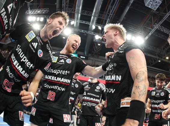 08 03 2026 Handball 1 Bundesliga DAIKIN HBL Season 2025 2026 24 Matchday HC Erlangen Metropolregion Nuremberg HCE GWD Minden DaMa xdaxmax Cheering Joy after the end of the match Team of HC Erlangen HCE applauds Joy Tim Gömmel Goemmel 95, HC Erlangen HCE Sebastian Firnhaber 18, HC Erlangen HCE Marek Nissen 6, HC Erlangen HCE