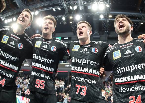 08 03 2026 Handball 1 Bundesliga DAIKIN HBL Season 2025 2026 24 Matchday HC Erlangen Metropolregion Nuremberg HCE GWD Minden DaMa xdaxmax Cheering Joy after the end of the match Team of HC Erlangen HCE applauds Christoph Steinert 44, HC Erlangen HCE Tim Gömmel Goemmel 95, HC Erlangen HCE Viggo Kristjansson 73, HC Erlangen HCE Hans Lukas Willax 24, HC Erlangen HCE