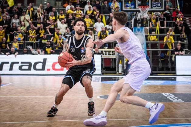 Devon Daniels IV Veolia Towers Hamburg, 21 vs Julis Baumer MHP RIESEN Ludwigsburg, 37 GER, MHP Riesen Ludwigsburg Veolia Towers Hamburg, Basketball Bundesliga, easycredit BBL, 23 Matchday, Season 2025 2026, 08 03 2026 GER, MHP Riesen Ludwigsburg Veolia Towers Hamburg, Basketball Bundesliga, easycredit BBL, 23 Matchday, Season 2025 2026, 08 03 2026 Ludwigsburg Copyright: xSandyxDinkelackerx EP_SDR