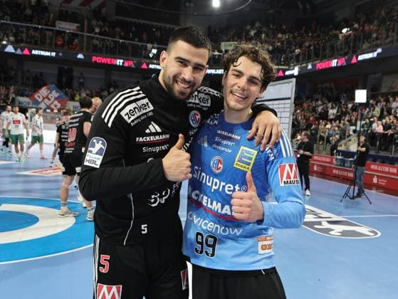 08 03 2026 Handball 1 Bundesliga DAIKIN HBL Season 2025 2026 24 Matchday HC Erlangen Metropolregion Nuremberg HCE GWD Minden DaMa xdaxmax Cheering Joy after the end of the match Team Team of HC Erlangen HCE is happy Joy Cheering chain Cheering wave Milos Kos 5, HC Erlangen HCE Tin Herceg 99, HC Erlangen HCE show thumbs up Thumbs up