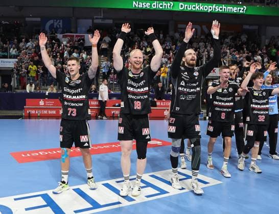 08 03 2026 Handball 1 Bundesliga DAIKIN HBL Season 2025 2026 24 Matchday HC Erlangen Metropolregion Nuremberg HCE GWD Minden DaMa xdaxmax Cheering Joy after the end of the match Team Team of HC Erlangen HCE is happy Joy Cheering chain Cheering wave Viggo Kristjansson 73, HC Erlangen HCE Sebastian Firnhaber 18, HC Erlangen HCE Antonio Metzner 27, HC Erlangen HCE