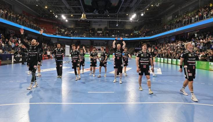 08 03 2026 Handball 1 Bundesliga DAIKIN HBL Season 2025 2026 24 Matchday HC Erlangen Metropolregion Nuremberg HCE GWD Minden DaMa xdaxmax Cheering Joy after the end of the match Team Team of HC Erlangen HCE rejoices Joy Cheering chain Cheering wave