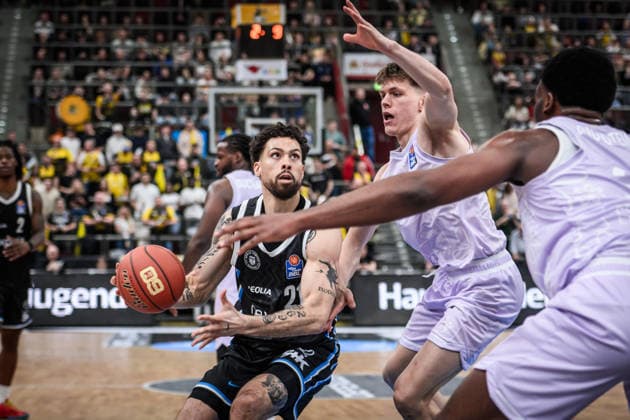 Devon Daniels IV Veolia Towers Hamburg, 21 vs Julis Baumer MHP RIESEN Ludwigsburg, 37 and Maxwell Dongmo Temoka MHP RIESEN Ludwigsburg, 39 GER, MHP Riesen Ludwigsburg Veolia Towers Hamburg, Basketball Bundesliga, easycredit BBL, 23 Matchday, Season 2025 2026, 08 03 2026 GER, MHP Riesen Ludwigsburg Veolia Towers Hamburg, Basketball Bundesliga, easycredit BBL, 23 Matchday, Season 2025 2026, 08 03 2026 Ludwigsburg Copyright: xSandyxDinkelackerx EP_SDR