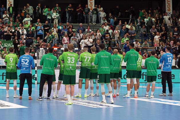 08 03 2026, xovx, Handball Daikin Handball Bundesliga, HSG Wetzlar MT Melsungen The players of HSG Wetzlar stand in front of the remaining fans after the 32 38 defeat in the Hesse derby against MT Melsungen at the end of the game Wetzlar Buderus Arena Hessen Germany EN