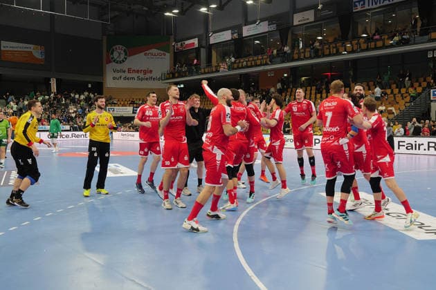 08 03 2026, xovx, Handball Daikin Handball Bundesliga, HSG Wetzlar MT Melsungen The players of MT Melsungen celebrate with the fans the 38 32 victory in the Hessen derby at HSG Wetzlar Wetzlar Buderus Arena Hessen Germany EN