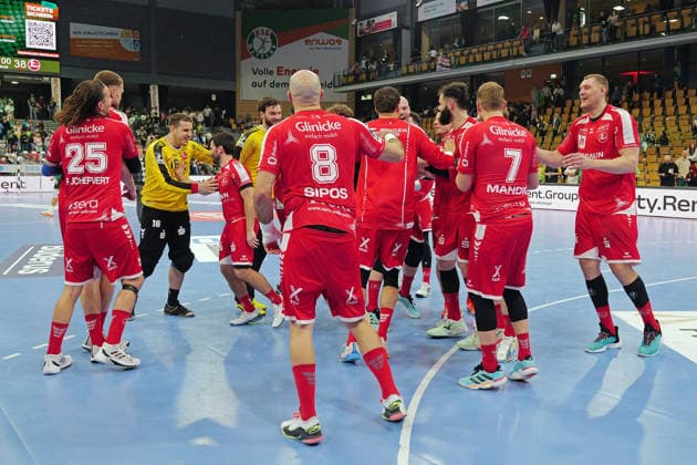 08 03 2026, xovx, Handball Daikin Handball Bundesliga, HSG Wetzlar MT Melsungen The players of MT Melsungen celebrate with the fans the 38 32 victory in the Hessen derby at HSG Wetzlar Wetzlar Buderus Arena Hessen Germany EN
