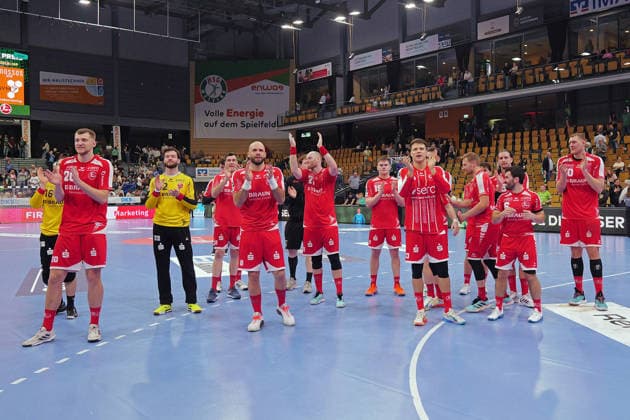 08 03 2026, xovx, Handball Daikin Handball Bundesliga, HSG Wetzlar MT Melsungen The players of MT Melsungen celebrate with the fans the 38 32 victory in the Hessen derby at HSG Wetzlar Wetzlar Buderus Arena Hessen Germany EN