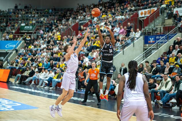 Julis Baumer MHP RIESEN Ludwigsburg, 37 , Ross Williams Veolia Towers Hamburg, 34 , Traveon Buchanan MHP RIESEN Ludwigsburg, 02 , GER, MHP Riesen vs Veolia Towers Hamburg, Basketball Bundesliga, easycredit BBL, 23 Spieltag, Spielzeit 2025 2026, 08 03 2026, GER, MHP Riesen vs Veolia Towers Hamburg, Basketball Bundesliga, easycredit BBL, 23 Spieltag, Spielzeit 2025 2026, 08 03 2026 Ludwigsburg Copyright: xEibner-Pressefoto SaschaxWaltherx EP_EER