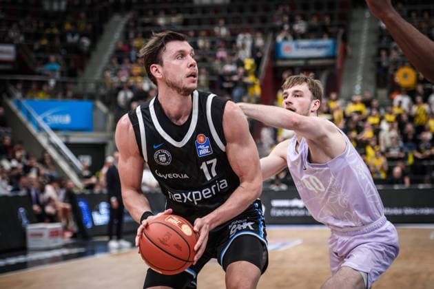 Niklas Wimberg Veolia Towers Hamburg, 17 vs Simon Feneberg MHP RIESEN Ludwigsburg, 40 GER, MHP Riesen Ludwigsburg Veolia Towers Hamburg, Basketball Bundesliga, easycredit BBL, 23 Matchday, Season 2025 2026, 08 03 2026 GER, MHP Riesen Ludwigsburg Veolia Towers Hamburg, Basketball Bundesliga, easycredit BBL, 23 Matchday, Season 2025 2026, 08 03 2026 Ludwigsburg Copyright: xSandyxDinkelackerx EP_SDR