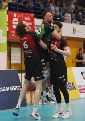 Ludwigsburg , 1 Bundesliga Volleyball Barock Volleys MTV Ludwigsburg vs SWD powervolleys Düren , cheering Ludwigsburg , from left Ben Simon Bonin Jeffrey Klok Tim Köpfli