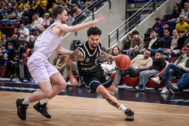 Devon Daniels IV Veolia Towers Hamburg, 21 vs Simon Feneberg MHP RIESEN Ludwigsburg, 40 GER, MHP Riesen Ludwigsburg Veolia Towers Hamburg, Basketball Bundesliga, easycredit BBL, 23 Matchday, Season 2025 2026, 08 03 2026 GER, MHP Riesen Ludwigsburg Veolia Towers Hamburg, Basketball Bundesliga, easycredit BBL, 23 Matchday, Season 2025 2026, 08 03 2026 Ludwigsburg Copyright: xSandyxDinkelackerx EP_SDR