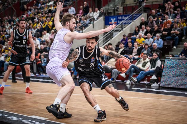 Devon Daniels IV Veolia Towers Hamburg, 21 vs Simon Feneberg MHP RIESEN Ludwigsburg, 40 GER, MHP Riesen Ludwigsburg Veolia Towers Hamburg, Basketball Bundesliga, easycredit BBL, 23 Matchday, Season 2025 2026, 08 03 2026 GER, MHP Riesen Ludwigsburg Veolia Towers Hamburg, Basketball Bundesliga, easycredit BBL, 23 Matchday, Season 2025 2026, 08 03 2026 Ludwigsburg Copyright: xSandyxDinkelackerx EP_SDR