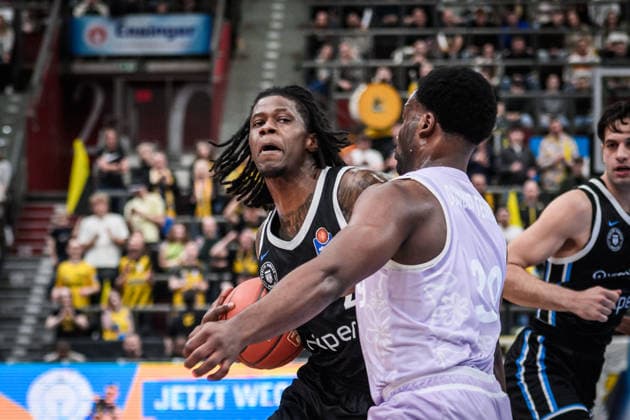 Leonard Thorpe Jr Veolia Towers Hamburg, 02 vs Maxwell Dongmo Temoka MHP RIESEN Ludwigsburg, 39 GER, MHP Riesen Ludwigsburg Veolia Towers Hamburg, Basketball Bundesliga, easycredit BBL, 23 Matchday, Season 2025 2026, 08 03 2026 GER, MHP Riesen Ludwigsburg Veolia Towers Hamburg, Basketball Bundesliga, easycredit BBL, 23 Matchday, Season 2025 2026, 08 03 2026 Ludwigsburg Copyright: xSandyxDinkelackerx EP_SDR