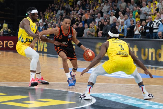 GER, Basketball, easy Credit BBL, EWE Baskets Oldenburg vs Rasta Vechta 08 03 2026, EWE Arena, Oldenburg, GER, easy Credit BBL, EWE Baskets Oldenburg vs Rasta Vechta, pictured Alonzo VERGE JR Rasta Vechta 11 Brain FOBBS EWE Baskets Oldenburg 4 Chris CLEMONS EWE Baskets Oldenburg 3 nordphotoxgmbhx xRojahn nph00310