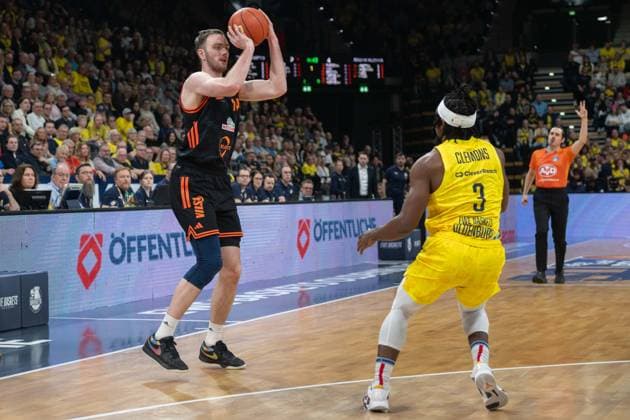 GER, Basketball, easy Credit BBL, EWE Baskets Oldenburg vs Rasta Vechta 08 03 2026, EWE Arena, Oldenburg, GER, easy Credit BBL, EWE Baskets Oldenburg vs Rasta Vechta, in the picture Philipp KERKENHOFF Rasta Vechta 14 Chris CLEMONS EWE Baskets Oldenburg 3 nordphotoxgmbhx xRojahn nph00310