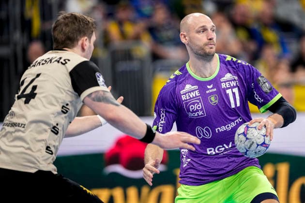from left Gerdas Babarskas BHC, 14 , Lukas Sandell RNL, 11 , duel, duel, tackle, tackling, dynamics, action, action, in purple special jersey for International Womens Day 2026, 08 03 2026, Mannheim Germany , Handball, Bundesliga, Rhein Neckar Löwen Bergischer HC xozx