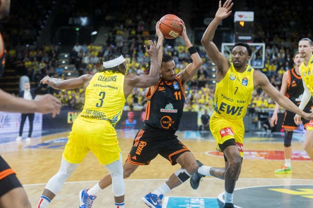 Oldenburg, Lower Saxony, DEU, 08 03 2026, Alonzo Verge Jr center, Rasta Vechta , Dakarai Tucker right, EWE Baskets Oldenburg and Christopher Clemons left, EWE Baskets Oldenburg EWE Baskets Oldenburg vs Rasta Vechta Basketball 1 Basketball Bundesliga Season 2025 2026, Matchday 23, Grosse EWE Arena EWE Baskets Oldenburg vs Rasta Vechta www.andreas-burmann.de