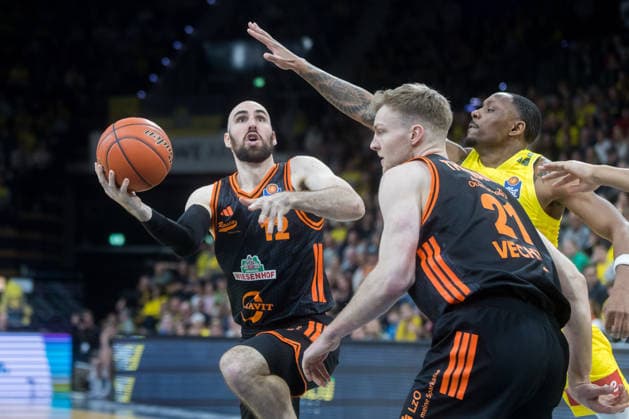Oldenburg, Lower Saxony, DEU, 08 03 2026, Tommy Kuhse left, Rasta Vechta , Lars Thiemann center, Rasta Vechta and Kyle Lofton right, EWE Baskets Oldenburg , EWE Baskets Oldenburg vs Rasta Vechta Basketball 1 Basketball Bundesliga Season 2025 2026, Matchday 23, Grosse EWE Arena EWE Baskets Oldenburg vs Rasta Vechta www.andreas-burmann.de