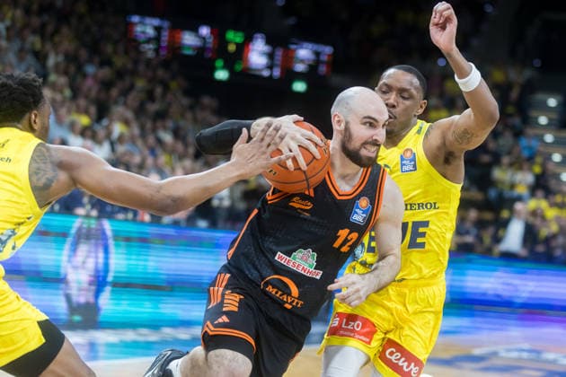 Oldenburg, Lower Saxony, DEU, 08 03 2026, Tommy Kuhse center, Rasta Vechta , Dakarai Tucker left, EWE Baskets Oldenburg and Kyle Lofton right, EWE Baskets Oldenburg EWE Baskets Oldenburg vs Rasta Vechta Basketball 1 Basketball Bundesliga Season 2025 2026, Matchday 23, Grosse EWE Arena EWE Baskets Oldenburg vs Rasta Vechta www.andreas-burmann.de