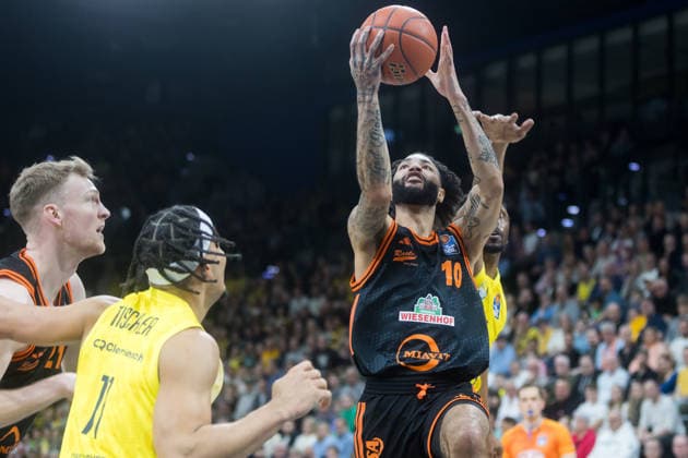 Oldenburg, Lower Saxony, DEU, 08 03 2026, Tevin Brown center, Rasta Vechta , Dakarai Tucker right, EWE Baskets Oldenburg , Nicholas Tischler left, EWE Baskets Oldenburg , Lars Thiemann left, Rasta Vechta EWE Baskets Oldenburg vs Rasta Vechta Basketball 1 Basketball Bundesliga Season 2025 2026, Matchday 23, Grosse EWE Arena EWE Baskets Oldenburg vs Rasta Vechta www.andreas-burmann.de
