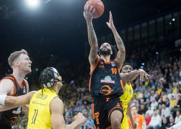 Oldenburg, Lower Saxony, DEU, 08 03 2026, Tevin Brown center, Rasta Vechta , Dakarai Tucker right, EWE Baskets Oldenburg , Nicholas Tischler left, EWE Baskets Oldenburg , Lars Thiemann left, Rasta Vechta EWE Baskets Oldenburg vs Rasta Vechta Basketball 1 Basketball Bundesliga Season 2025 2026, Matchday 23, Grosse EWE Arena EWE Baskets Oldenburg vs Rasta Vechta www.andreas-burmann.de