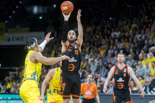 Oldenburg, Lower Saxony, DEU, 08 03 2026, Tommy Kuhse center, Rasta Vechta , Nicholas Tischler left, EWE Baskets Oldenburg EWE Baskets Oldenburg vs Rasta Vechta Basketball 1 Basketball Bundesliga Season 2025 2026, Matchday 23, Grosse EWE Arena EWE Baskets Oldenburg vs Rasta Vechta www.andreas-burmann.de
