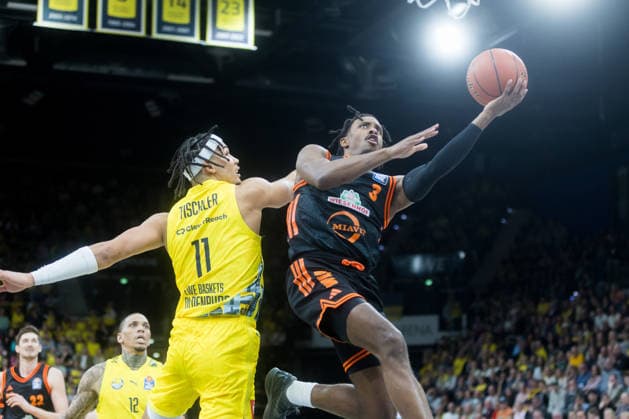 Oldenburg, Lower Saxony, DEU, 08 03 2026, Malik Parsons right, Rasta Vechta and Nicholas Tischler left, EWE Baskets Oldenburg , EWE Baskets Oldenburg vs Rasta Vechta Basketball 1 Basketball Bundesliga Season 2025 2026, Matchday 23, Grosse EWE Arena EWE Baskets Oldenburg vs Rasta Vechta www.andreas-burmann.de