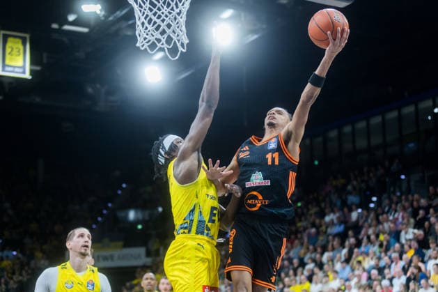 Oldenburg, Lower Saxony, DEU, 08 03 2026, Alonzo Verge Jr right, Rasta Vechta , Christopher Clemons left, EWE Baskets Oldenburg EWE Baskets Oldenburg vs Rasta Vechta Basketball 1 Basketball Bundesliga Season 2025 2026, Matchday 23, Grosse EWE Arena EWE Baskets Oldenburg vs Rasta Vechta www.andreas-burmann.de