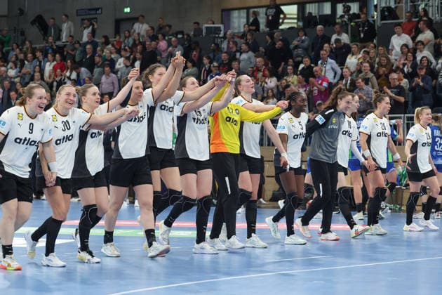 Germany Slovenia, European Womens Handball Championship Qualification The German team thanks the audience European Womens Handball Championship Qualification match between Germany and Slovenia on March 8 at the SNP dome Heidelberg , Heidelberg Baden Württemberg Germany SNP dome