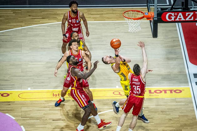 Basketball Berlin 08 03 2026 Season 2025 2026 EasyCredit BBL 1 Bundesliga Men, Men Alba Berlin Fitness First Würzburg Baskets Justin Bean Alba Berlin, No 34 Alen Pjanic Würzburg, No 35