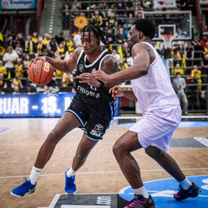 Devon Daniels IV Veolia Towers Hamburg, 21 vs Maxwell Dongmo Temoka MHP RIESEN Ludwigsburg, 39 GER, MHP Riesen Ludwigsburg Veolia Towers Hamburg, Basketball Bundesliga, easycredit BBL, 23 Matchday, Season 2025 2026, 08 03 2026 GER, MHP Riesen Ludwigsburg Veolia Towers Hamburg, Basketball Bundesliga, easycredit BBL, 23 Matchday, Season 2025 2026, 08 03 2026 Ludwigsburg Copyright: xSandyxDinkelackerx EP_SDR