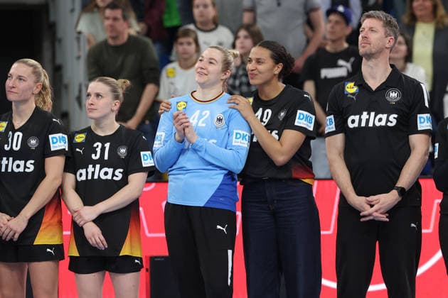 Germany Slovenia, European Womens Handball Qualification From left Jenny Behrend Germany, 30 , Alexia Hauf Germany, 31 , goalkeeper Katharina Filter Germany, 42 , Aimee von Pereira Germany, 49 and national coach Markus Gaugisch Germany European Womens Handball Qualification match between Germany and Slovenia on March 8 at the SNP dome Heidelberg , Heidelberg Baden Württemberg Germany SNP dome
