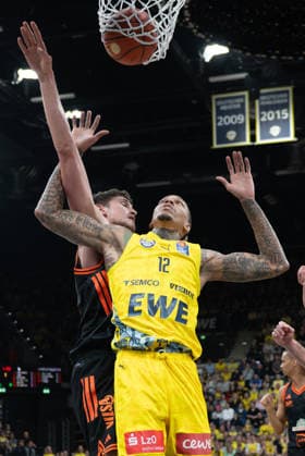 GER, Basketball, easy Credit BBL, EWE Baskets Oldenburg vs Rasta Vechta 08 03 2026, EWE Arena, Oldenburg, GER, easy Credit BBL, EWE Baskets Oldenburg vs Rasta Vechta, pictured Michale KYSER EWE Baskets Oldenburg 12 Tibor PLEIß PLEISS Rasta Vechta 22 nordphotoxgmbhx xRojahn nph00310