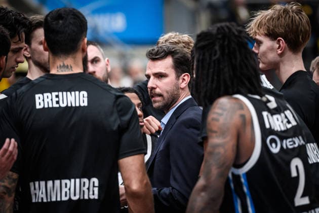 Benka Barloschky Veolia Towers Hamburg, Head Coach Timeout, Speech to the team GER, MHP Riesen Ludwigsburg Veolia Towers Hamburg, Basketball Bundesliga, easycredit BBL, 23 Matchday, Season 2025 2026, 08 03 2026 GER, MHP Riesen Ludwigsburg Veolia Towers Hamburg, Basketball Bundesliga, easycredit BBL, 23 Matchday, Season 2025 2026, 08 03 2026 Ludwigsburg Copyright: xSandyxDinkelackerx EP_SDR