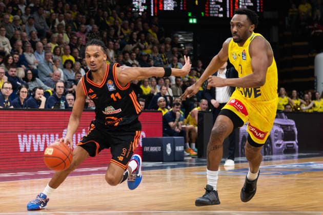 GER, Basketball, easy Credit BBL, EWE Baskets Oldenburg vs Rasta Vechta 08 03 2026, EWE Arena, Oldenburg, GER, easy Credit BBL, EWE Baskets Oldenburg vs Rasta Vechta, pictured Alonzo VERGE JR Rasta Vechta 11 Dakarai TUCKER EWE Baskets Oldenburg 7 nordphotoxgmbhx xRojahn nph00310